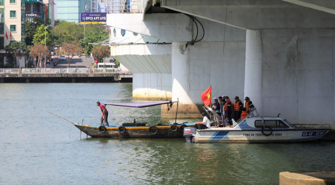 Các thuyền vẫn đang tìm kiếm thi thể nam thanh niên nhảy cầu sông Hàn