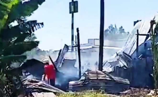 CLIP: Bà đi làm thuê, 3 cháu nhỏ thoát chết thần kỳ từ căn nhà cháy rụi - 1