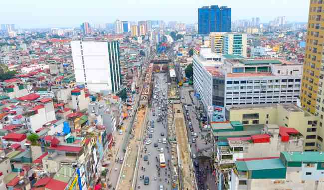 Đoạn tuyến vành đai 2 trên cao có điểm đầu tiếp giáp phía nam cầu Vĩnh Tuy, điểm cuối tiếp giáp với nút giao Ngã Tư Sở, phía đường Trường Chinh. Tổng chiều dài đoạn tuyến xấp xỉ 5,1km. Các hạng mục gồm;&nbsp;cầu chính (bề mặt 19m), cầu dẫn (bề mặt 7m) và các nhánh dẫn kết nối với đường bên dưới tại 3 vị trí là cầu Vĩnh Tuy, Ngã Tư Vọng và Ngã Tư Sở.