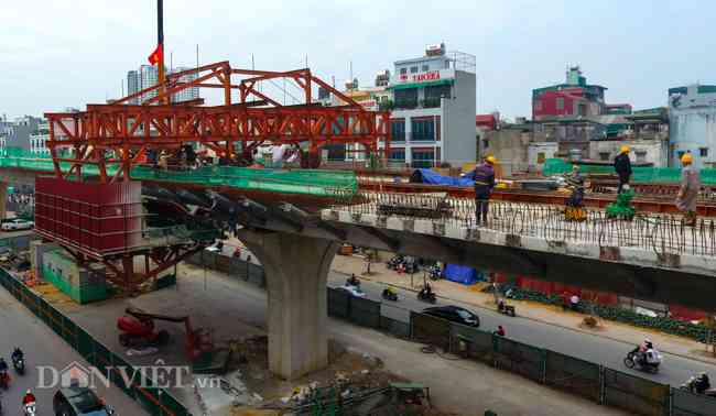 Công nhân vẫn đang miệt mài hoàn thành các hạng mục tiếp theo tại nút giao Ngã Tư Sở.