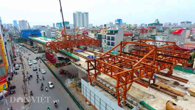 Tại dự án này, người dân không còn thấy cảnh thi công, nâng đẩy dầm bê tông khổng lồ để kết nối liền mạch các trụ cầu cạn. Thay vào đó, dự án sử dụng công nghệ thi công cầu bê tông cốt thép trên đà giáo di động, đổ dầm trực tiếp và không phải vận chuyển dầm bê tông bằng xe hạng nặng tới công trình.