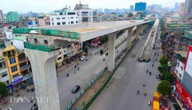 Bề&nbsp;mặt đường vành đai 2 trên cao đoạn đường Trường Chinh. Các lối dẫn lên xuống đường trên cao cũng gần hoàn thiện.
