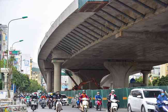 Mặc dù nhiều đoạn trên trục đường Trường Chinh đã thi công xong nhưng một số điểm vẫn xảy ra tình trạng ùn ứ giao thông vào giờ cao điểm.