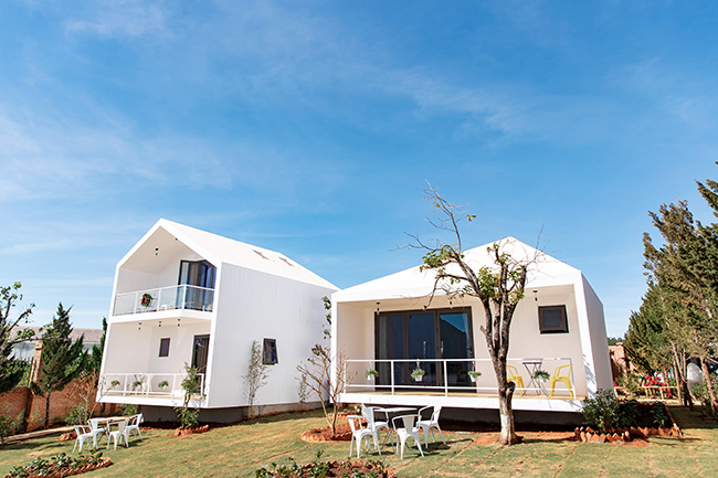 Khu resort của nữ diễn viên rộng&nbsp;7.000m2, gồm 16 căn villa, có khu vực tiệc ngoài trời sức chứa 100 khách.&nbsp;