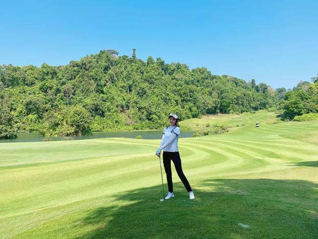 Ngọc Duyên từng chia sẻ: "Mỗi ngày tôi tập gym 2 tiếng, chơi golf 2 tiếng" để giữ dáng đẹp, săn chắc sau sinh. 