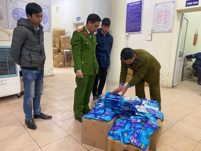 Cơ quan chức năng thu giữ gần 300 "thẻ đeo diệt virus corona".