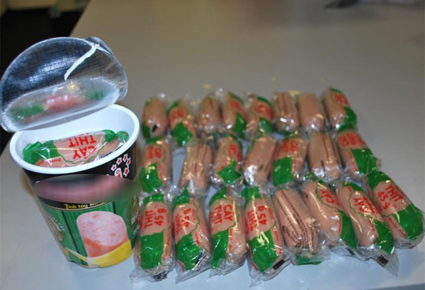 Gần 1kg xúc xích thịt lợn được tìm thấy trong 25 hộp mì ăn liền (Nguồn: Nypost)