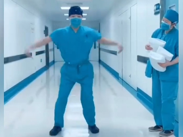 Video Clip Cười - Những hành động lạc quan trong tâm bão dịch Covid-19