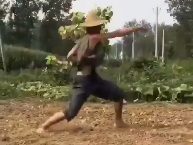 Video Clip Cười - Dù có võ công cao cường thì cũng phải chịu thua cô vợ