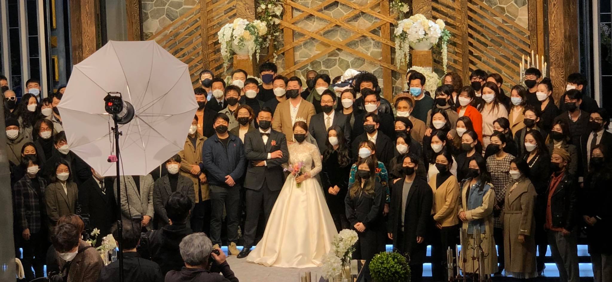 Virus Codiv-19 đang lây lan với tốc độ chóng mặt tại Hàn Quốc. Cô dâu, chú rể cùng khách mời tham dự đám cưới được tổ chức trong thời gian này đều đeo khẩu trang.