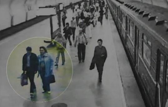 Hình ảnh camera tại ga tàu điện ngầm cho thấy nạn nhân Marina Moskaleva đi cùng Alexander Pichushkin