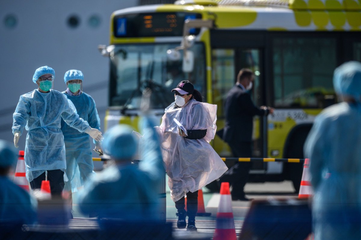 Hành khách xuống tàu Diamond Princess sau khi được xét nghiệm âm tính với virus (ảnh: Japantimes)