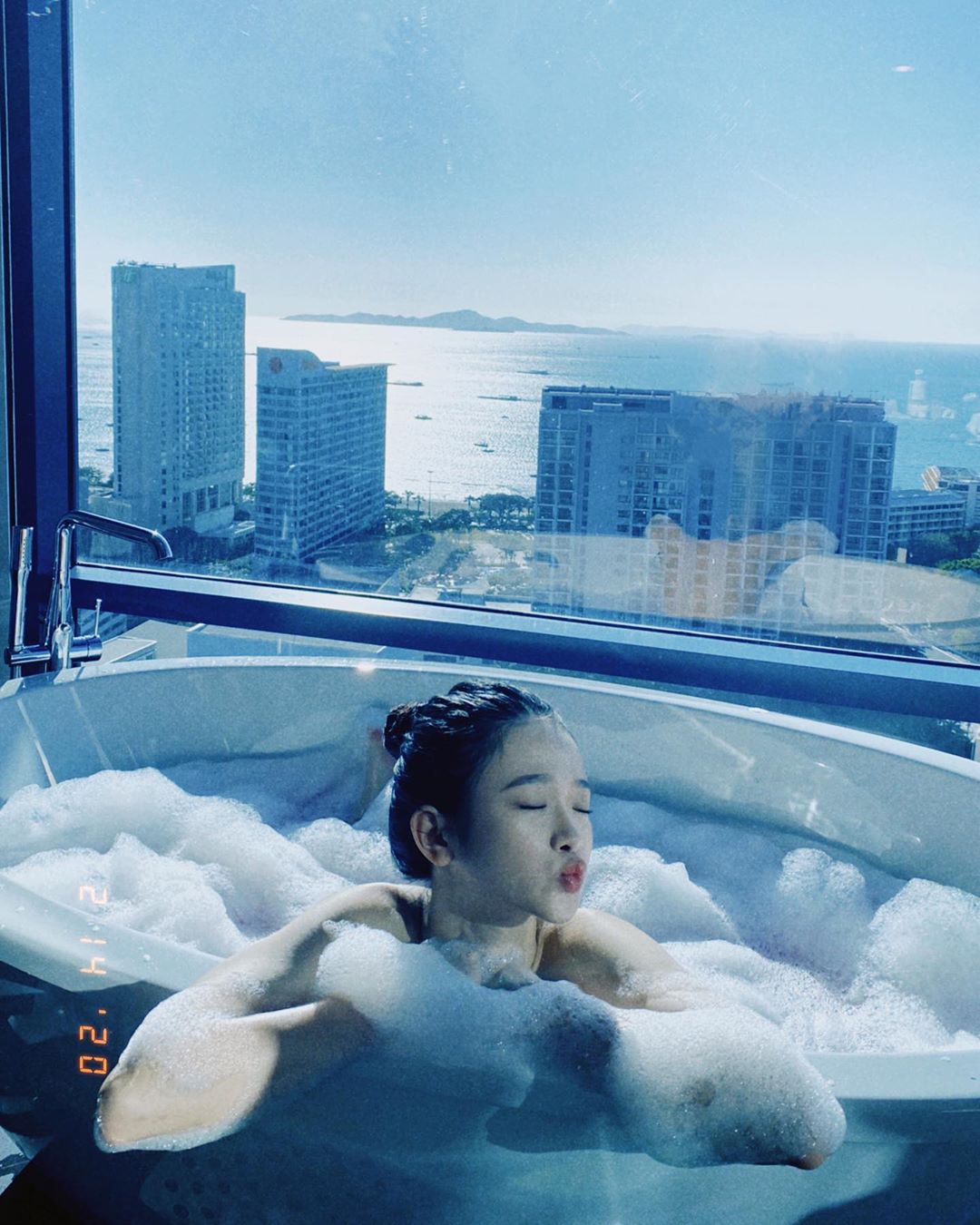 Hình ảnh tắm bồn mới được đăng trên Instagram của Linh Ka.