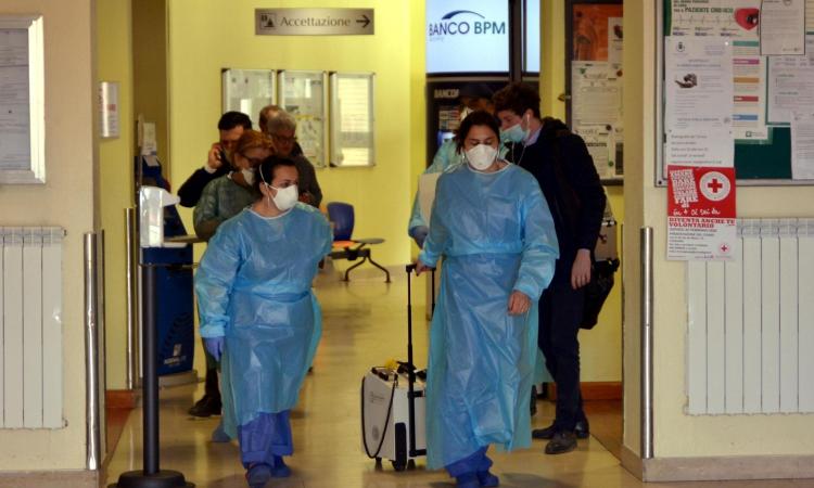 &nbsp;Các bác sĩ làm việc tại bệnh viện điều trị virus Corona tại Ý (ảnh: Elcorreo)