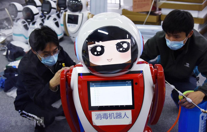 Trung Quốc dùng robot 5G hỗ trợ kiểm soát dịch Covid-19 - 1