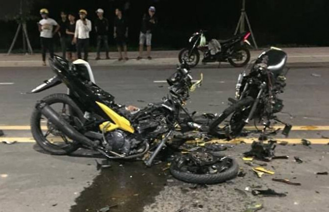 Hai chiếc xe máy vỡ nát như đống sắt vụn sau cú tông kinh hoàng