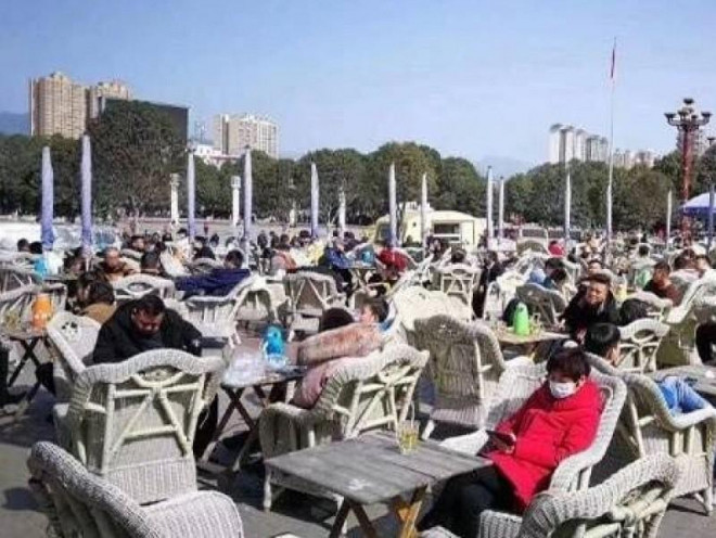 Hình ảnh người dân lơ là cảnh giác khi tụ tập đông người và nhiều người không sử dụng khẩu trang ở quảng trường Lợi Châu, Quảng Nguyên, Tứ Xuyên (Trung Quốc) Ảnh: SCMP
