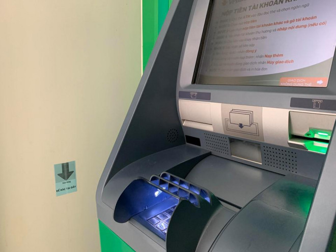 Ghi nhận tại các tuyến phố ở Hà Nội vào thời điểm dịch Covid-19 có nhiều diễn biến phức tạp, không khó để nhận ra hệ thống cây rút tiền tự động ATM vắng bóng khách hàng hơn bình thường.
