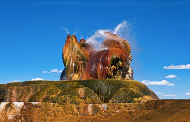 Mạch nước phun Fly Geyser, Mỹ: Mạch phun địa nhiệt ở bang Nevada xuất hiện vào năm 1964 sau hoạt động khoan thăm dò của một công ty địa nhiệt. Khoáng chất tích tụ lâu ngày tạo thành 3 ụ lớn như ngày nay.
