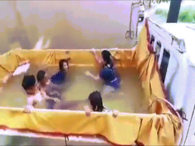 Bạn trẻ - Cuộc sống - Clip: Đây là cách đi biển không tốn tiền mà vẫn vui