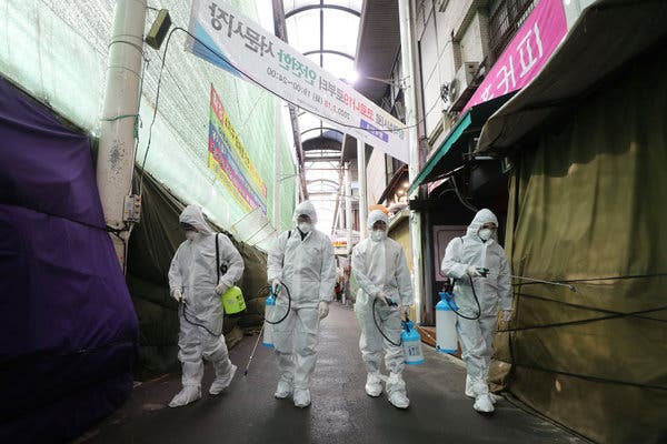 Các nhân viên y tế khử trùng tại một khu chợ địa phương ở thành phố Daegu, Hàn Quốc.