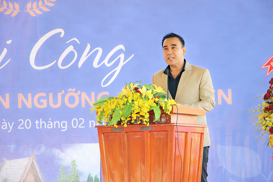 MC Quyền Linh xuất hiện chỉn chu, lịch lãm tại Sóc Trăng.