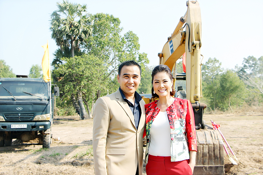 Hồ Lệ Thu bất ngờ xuất hiện chúc mừng Quyền Linh.