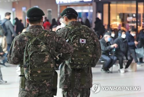 Binh sĩ Hàn Quốc tại nhà ga Seoul ở thủ đô Seoul ngày 21.2.2020.