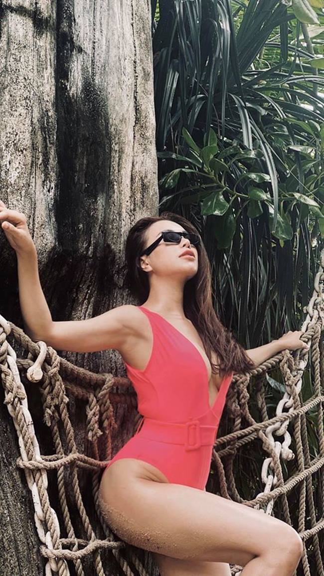 Mỗi outfit cô mặc đời thường có giá trị lên từ vài chục tới gần trăm triệu đồng.