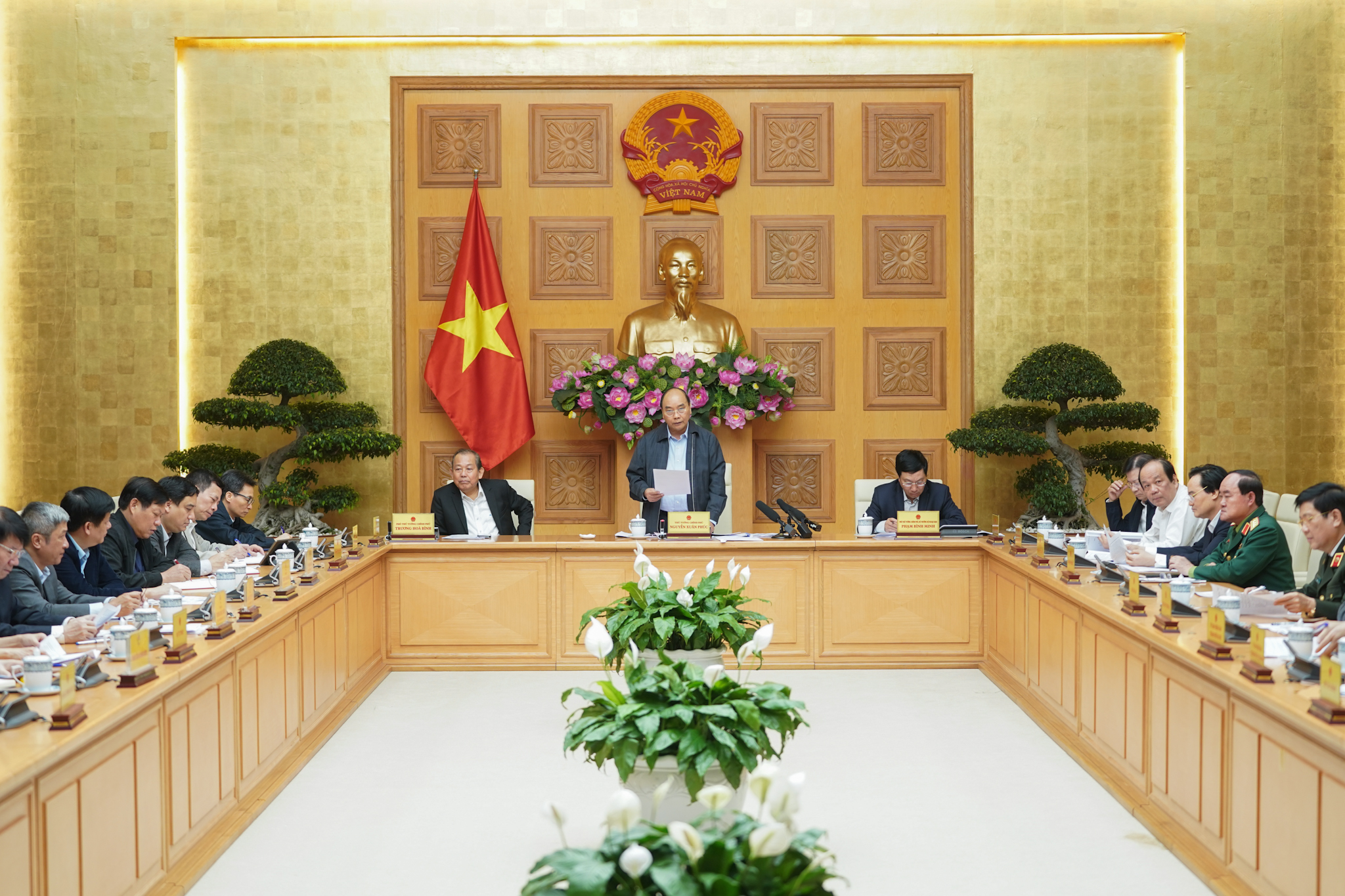 Thủ tướng Nguyễn Xuân Phúc chủ trì cuộc họp chiều 24/2.&nbsp;(Ảnh: VGP).&nbsp;