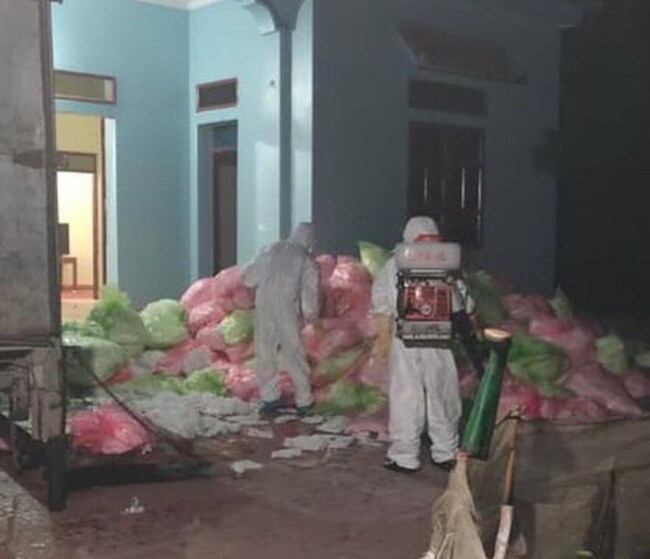 Hiện trường 620 kg khẩu trang bị cơ quan chức năng phát hiện tại huyện Sóc Sơn, Hà Nội