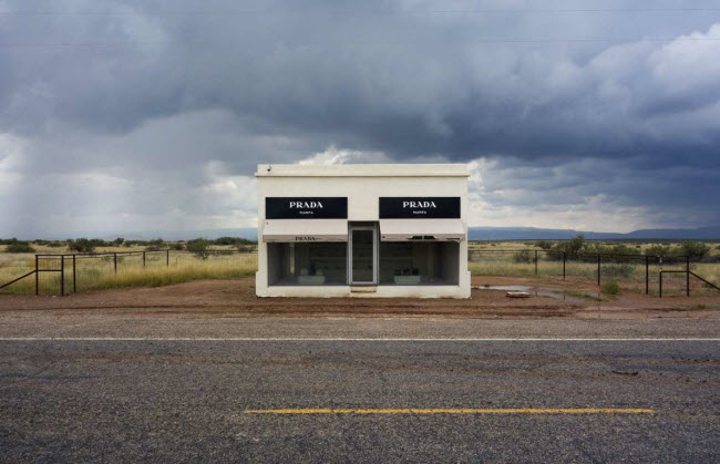 Tác phẩm Prada Marfa, Mỹ: Du khách không nghĩ có thể tìm thấy một cửa hàng Prada giữa sa mạc ở bang Texas, nhưng một nghệ sĩ đã biến điều đó thành hiện thực bằng tác nghệ thuật sắp đặt mang tên Prada Marfa

