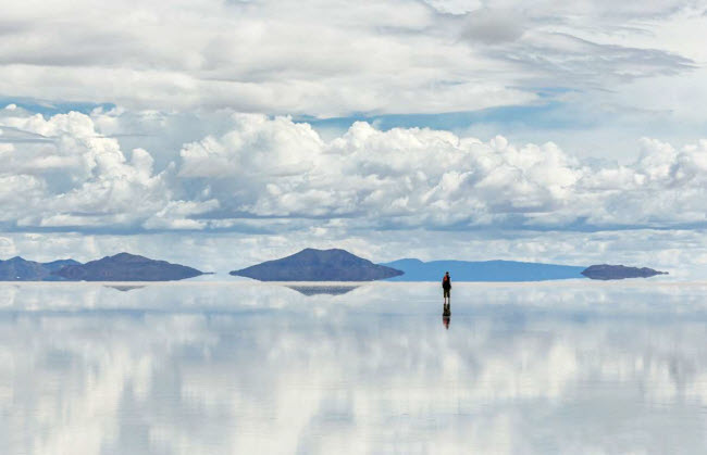 Cánh đồng muối Salar de Uyuni, Bolivia: Nằm trên dãy núi Andes ở tây nam Bolivia, Salar de Uyuni là cánh đồng muối rộng nhất thế giới. Vào mùa mưa, cánh đồng biến thành hồ nước khổng lồ với hiệu ứng gương phản chiếu bầu trời.
