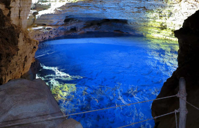 Enchanted Well, Brazil: Nằm trong vườn quốc gia Chapada Diamantina, Enchanted Well là một hồ bơi khổng lồ với làn nước xanh ngắt có thể nhìn tới đáy. Đây cũng là nơi sinh sống của loài cá trê mù cực hiếm trên thế giới.
