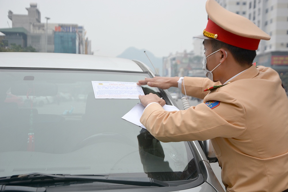 Sau hơn 2 tuần triển khai việc dán thông báo vi phạm trên xe đỗ trái phép, tình trạng đỗ xe không đúng quy định tại TP Hạ Long, Quảng Ninh đã giảm rõ rệt. Ảnh: Hữu Tuấn