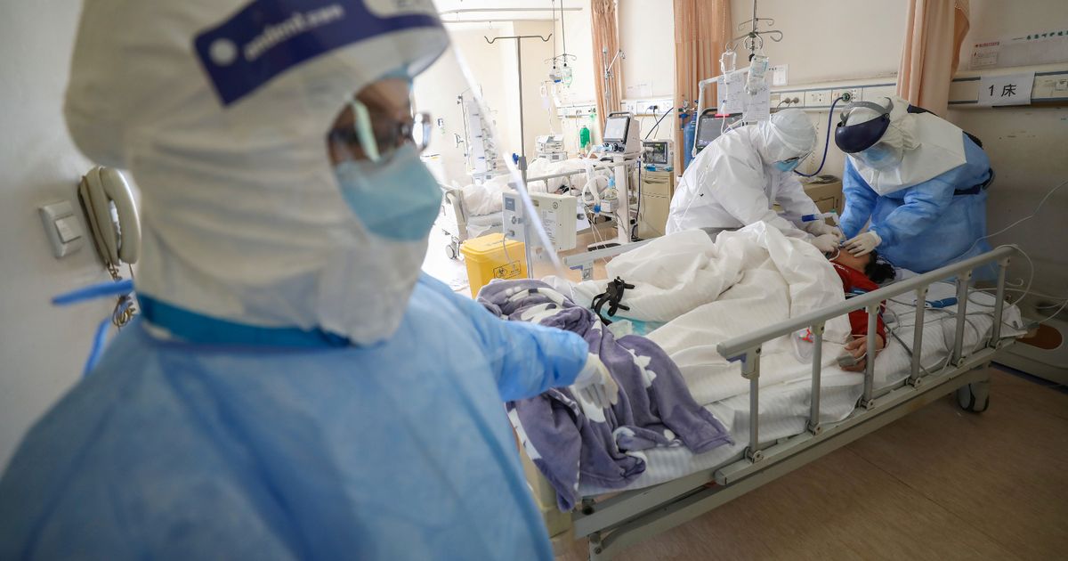 Các nhân viên y tế đang điều trị cho bệnh nhân ở Vũ Hán. Ảnh: Reuters