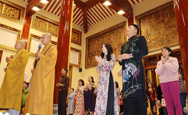 Bà Phan Thị Mai – ông Hoàng Kim Khánh thắp hương tại chùa Niết Bàn.