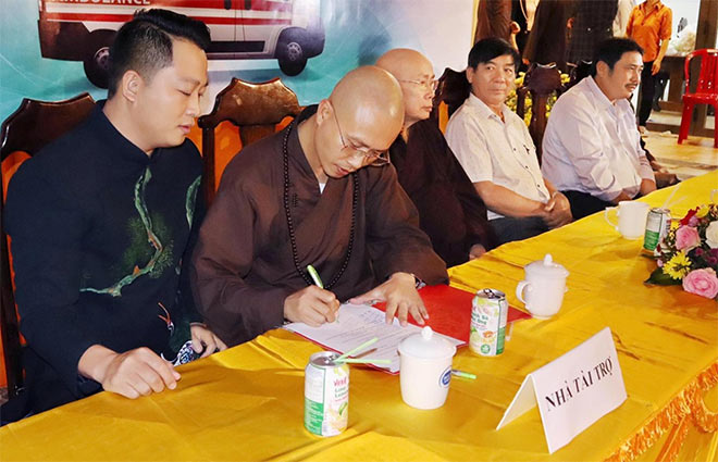 Ông Hoàng Kim Khánh – Tổng giám đốc Thẩm mỹ viện Mailisa kí kết văn bản chuyển giao xe cứu thương với trụ trì chùa Niết Bàn.