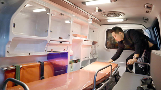 Cận cảnh không gian hiện đại, sang trọng của xe cứu thương trị giá 1 tỷ đồng.