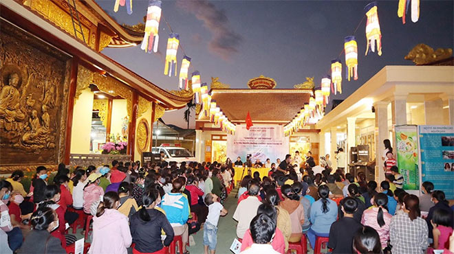 Sự kiện thu hút đông đảo người tham gia, ngồi chật kín sân chùa Niết Bàn.