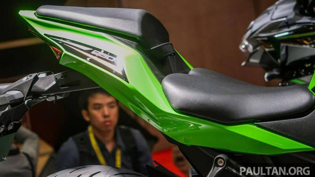 Các biker Indonesia rất hào hứng với việc chiếc ZX-25R được ra mắt, chỉ còn mức giá là yếu tố cuối cùng được nhiều người mong chờ nhất.
