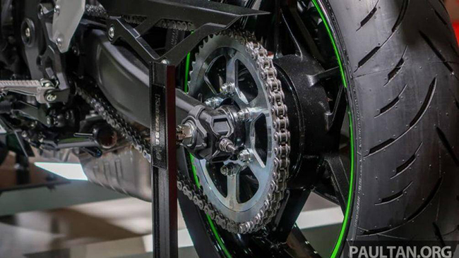 Kawasaki cho biết, động cơ được thiết kế để quay nhanh và có độ nhạy chân ga cũng như mô men xoắn lớn tại dải vòng tua thấp và ở giữa.
