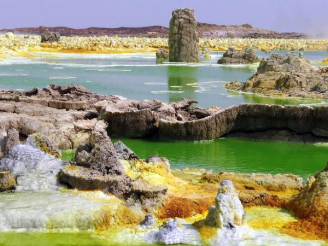 Du lịch - Kỳ lạ khu vực đầy nước, màu sắc đẹp mắt nhưng không sinh vật nào sống nổi