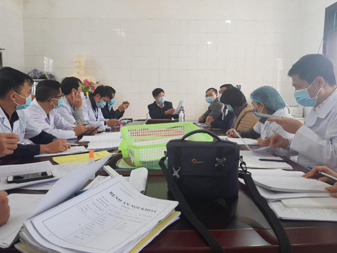 Bác sĩ Nguyễn Trọng Khoa cùng Đội cơ động giao ban chuyên môn với cán bộ y tế Phòng khám đa khoa Quang Hà