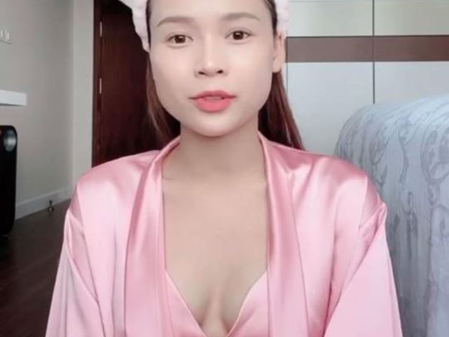 Thời trang khi livestream: "Mỹ nữ Việt sở hữu 50 tỷ đồng", Chi Pu gặp rắc rối