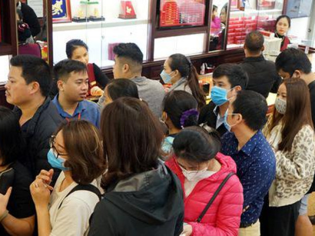 Kinh doanh - Hà Nội: Người dân xếp hàng chờ mua, bán vàng trong lúc giá "nhảy múa" từng giờ