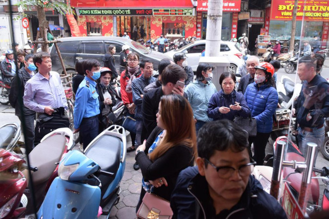 Từ sáng sớm tại "phố vàng" Trần Nhân Tông (quận Hai Bà Trưng - Hà Nội), hàng trăm người đã có mặt để thực hiện giao dịch mua/bán vàng.