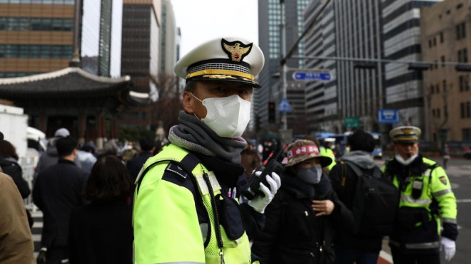 Cảnh sát Hàn Quốc&nbsp; đang thực hiện nhiệm vụ. Ảnh: Reuters