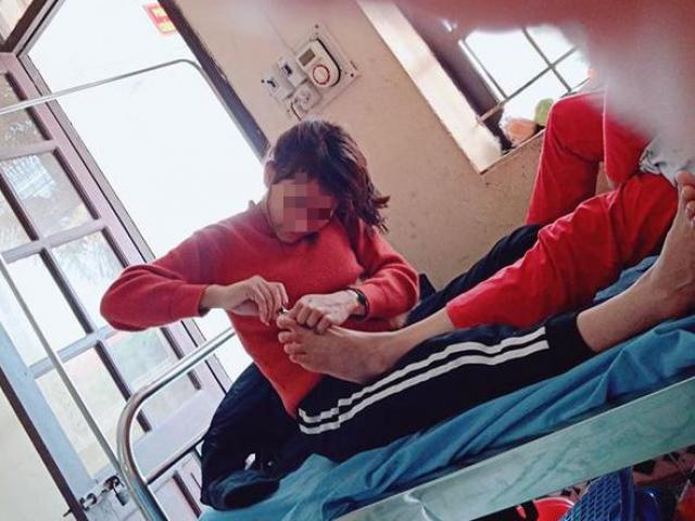 Bạn trẻ - Cuộc sống - Con dâu cắt móng chân cho mẹ chồng trong viện - hình ảnh được chia sẻ nhiều nhất