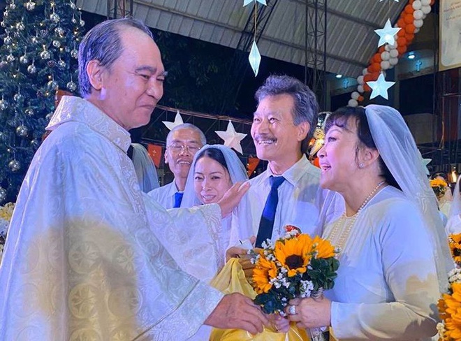 Danh ca Hương Lan chia sẻ hình ảnh lễ cưới ở nhà thờ.